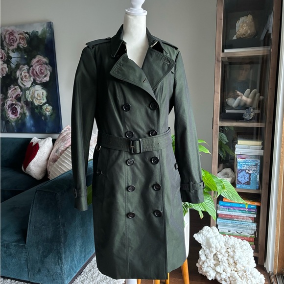 Burberry Sandringham Trench coat with removable fur collar in dark olive green - Picture 4 of 17